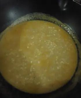 Immagine del passaggio 4 della ricetta Risotto al pesto gentile con gamberi, polvere di nero di seppia e uova di lombo