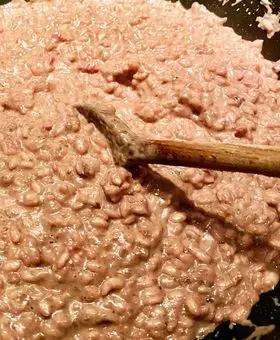 Immagine del passaggio 5 della ricetta Risotto alla crema di radicchio di Verona, pasta di salame e fonduta di Taleggio