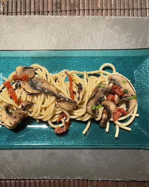Ricetta Spaghetti con funghi portobello e pomodorini secchi di Past_icciareincucina