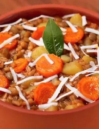 Ricetta Zuppa di Farro e lenticchie con carote, patate e ricotta salata di altacucina