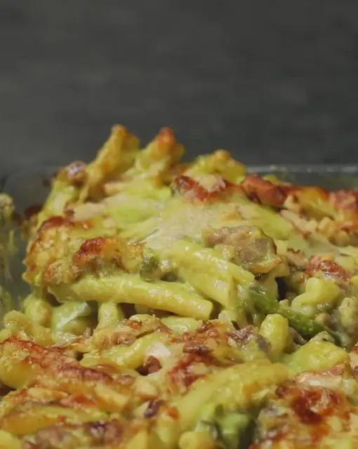 Ricetta Casarecce al forno con besciamella agli asparagi, salsiccia e noci di altacucina