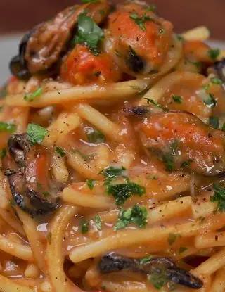 Ricetta Spaghettoni con cozze, pomodorini e salsa di pane di altacucina
