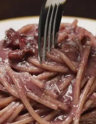 Ricetta Spaghettoni al vino rosso con pecorino e pancetta di altacucina