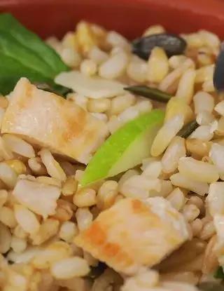 Ricetta Insalata tiepida con spinacino, pollo grigliato, mela verde, scaglie di parmigiano e semi di zucca di altacucina