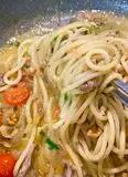 Immagine del passaggio 3 della ricetta Spaghettoni con pesto di ravanelli e ricciola