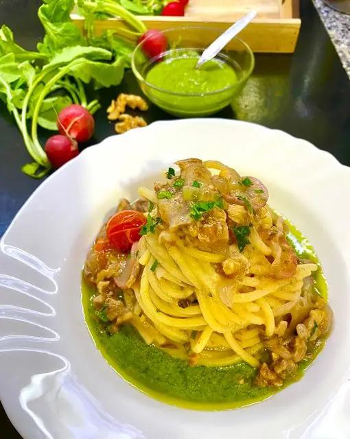 Ricetta Spaghettoni con pesto di ravanelli e ricciola di _animaincucina_