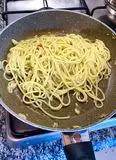 Immagine del passaggio 2 della ricetta Spaghetti aglio olio e peperoncino