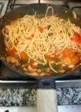 Immagine del passaggio 1 della ricetta Spaghetti con salmone affumicato e pomodorini