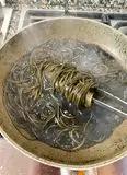 Immagine del passaggio 3 della ricetta Spaghetti con alici e nero di seppia