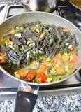 Immagine del passaggio 3 della ricetta Tagliolini neri con scampi e zucchine