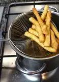 Immagine del passaggio 4 della ricetta Patatine fritte al gusto di cipolla