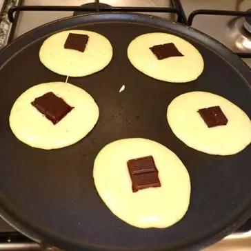 Passaggio 2 della ricetta Pancake ripieni al cioccolato