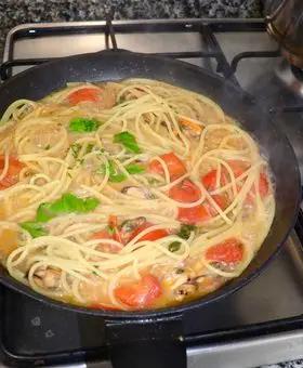 Immagine del passaggio 6 della ricetta Spaghetti con le cozze