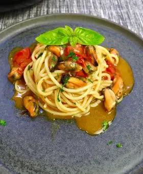 Immagine del passaggio 2 della ricetta Spaghetti con le cozze