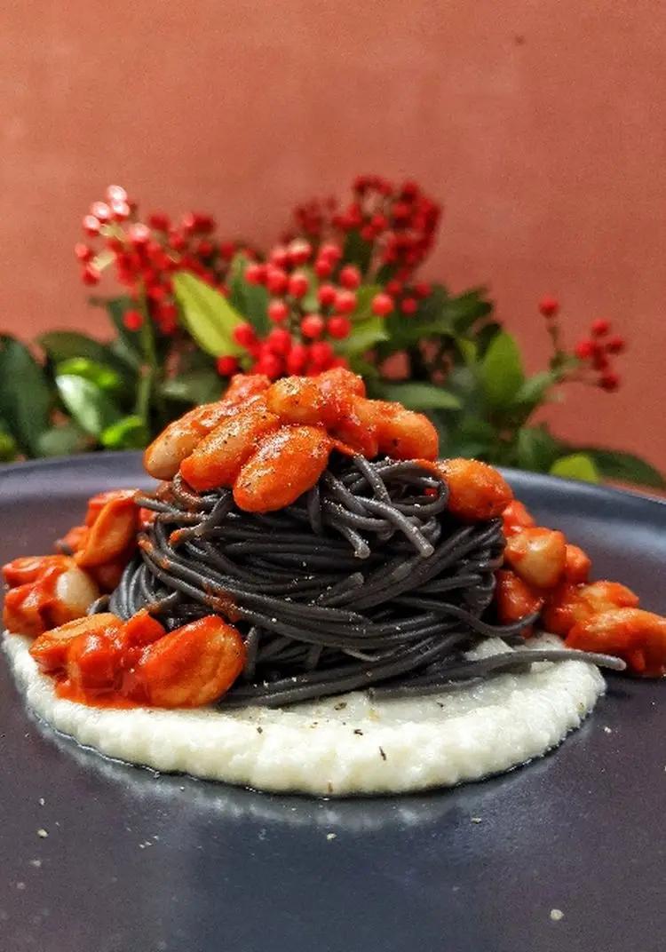 Ricetta Spaghetti al nero di seppie , crema di pecorino romano e fagioli al sugo di Cucinaconpeppe