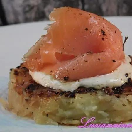 Ricetta Mini rosti di patate con robiola e salmone affumicato di lucianaincucina