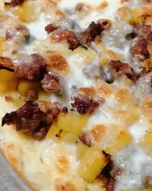 Ricetta Pizza finta di cavolfiore con salsiccia e patate di laura.olivastri