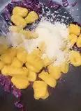 Immagine del passaggio 9 della ricetta Gnocchi di zucca con cavolo viola e speck croccante 