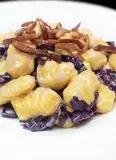 Immagine del passaggio 10 della ricetta Gnocchi di zucca con cavolo viola e speck croccante 