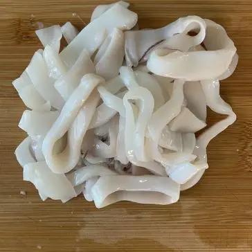 Immagine del passaggio 2 della ricetta Gnocchi ripieni di provola con sugo di calamari 
