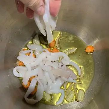 Immagine del passaggio 3 della ricetta Gnocchi ripieni di provola con sugo di calamari 