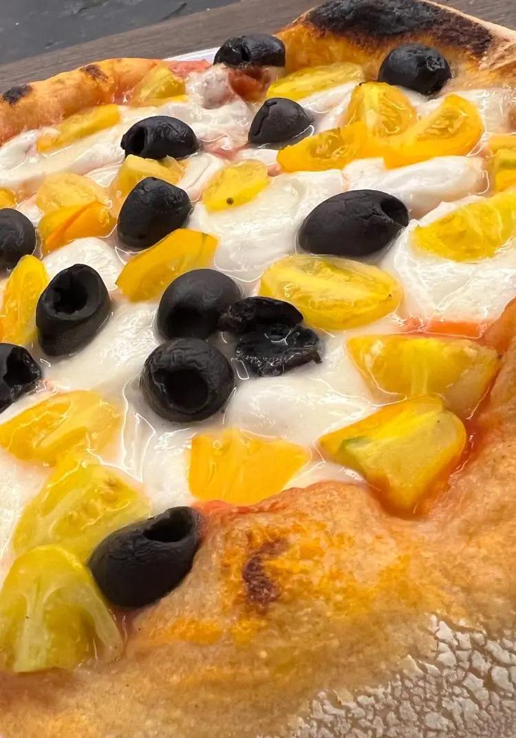 Ricetta Pizza con salsa di datterini gialli, datterini gialli e olive nere di ipasticcidilily
