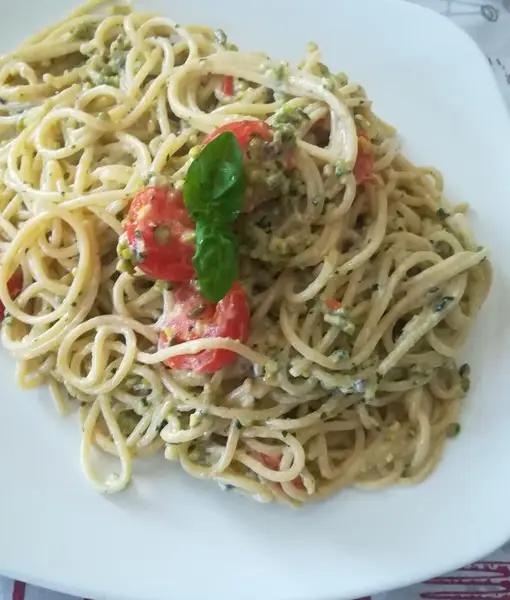 Ricetta Spaghetti con crema di ricotta e pistacchi con pomodorini di noemi