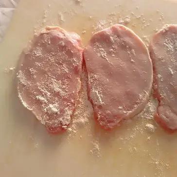 Passaggio 1 della ricetta Fettine di lonza di maiale alla pizzaiola.