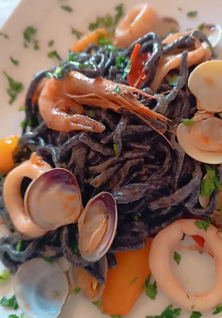 Ricetta Spaghetti al nero di seppia homemade con frutti di mare e calamari e gamberetti. di nunziamarzocco