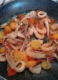 Immagine del passaggio 3878 della ricetta Spaghetti al nero di seppia homemade con frutti di mare e calamari e gamberetti.