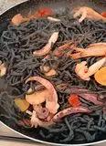 Immagine del passaggio 3884 della ricetta Spaghetti al nero di seppia homemade con frutti di mare e calamari e gamberetti.