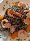 Immagine del passaggio 3886 della ricetta Spaghetti al nero di seppia homemade con frutti di mare e calamari e gamberetti.