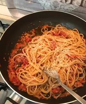 Immagine del passaggio 2 della ricetta Spaghetti al tonno