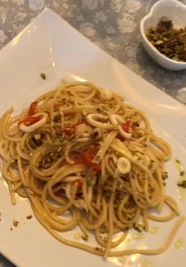 Ricetta Spaghetti calamari, peperoni e pistacchi di adamo75b