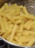 Immagine del passaggio 1 della ricetta Pasta estiva dai colori italiani.