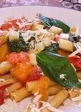 Immagine del passaggio 5 della ricetta Pasta estiva dai colori italiani.