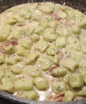 Immagine del passaggio 5 della ricetta Gnocchi di zucchine con speck e  gorgonzola