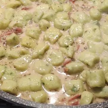Immagine del passaggio 5 della ricetta Gnocchi di zucchine con speck e  gorgonzola