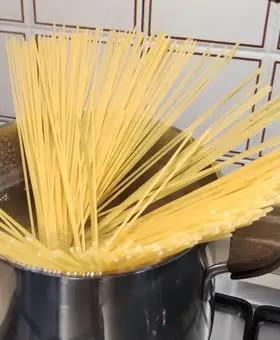 Immagine del passaggio 1 della ricetta Spaghetti con acciughe e pomodori secchi.