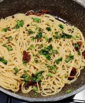 Immagine del passaggio 3 della ricetta Spaghetti con acciughe e pomodori secchi.