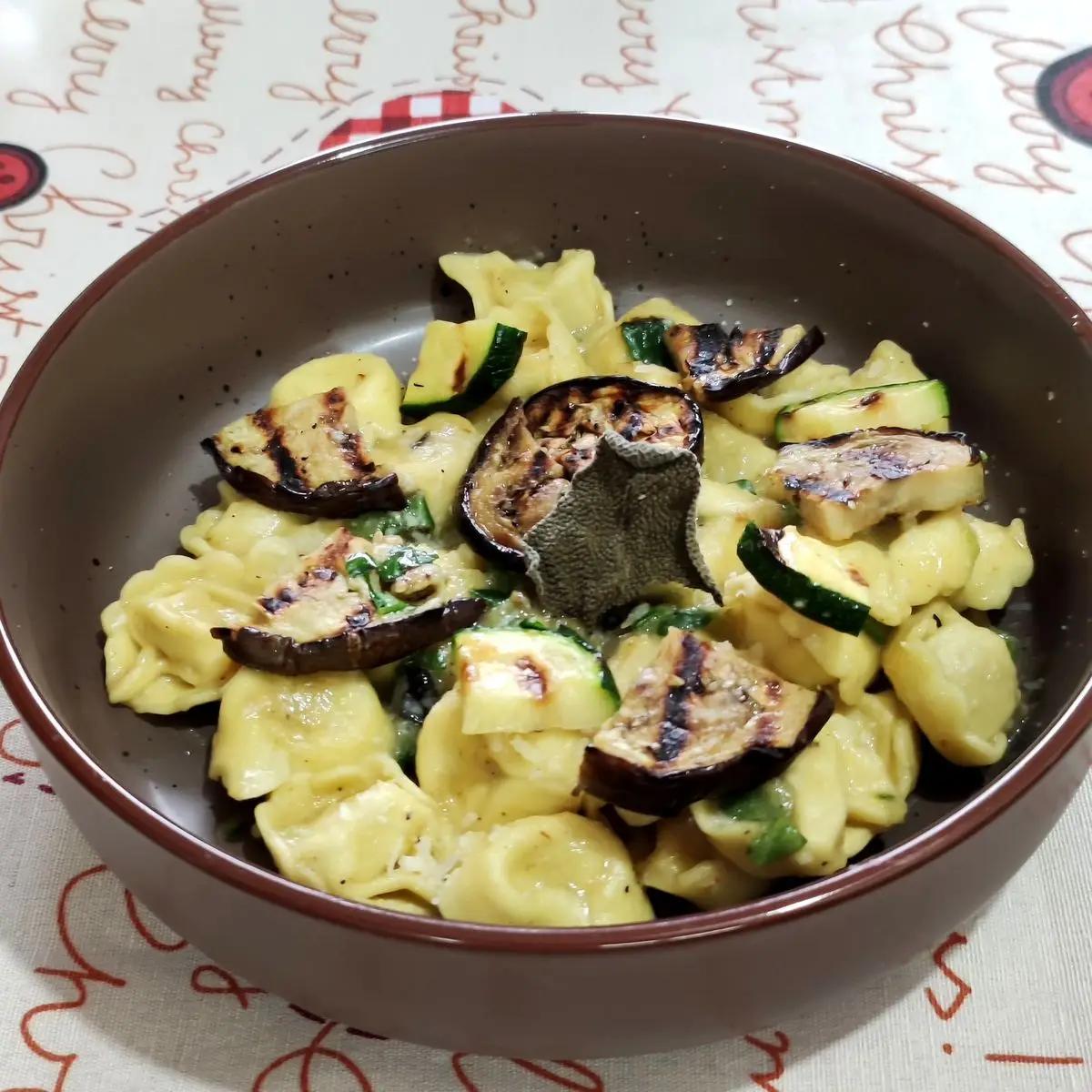 Ricetta Tortellini con melanzane e zucchine al burro fuso. di ilninotto