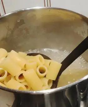 Immagine del passaggio 1 della ricetta Pasta con pancetta, zucchine e zafferano
