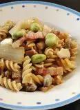 Immagine del passaggio 7 della ricetta Fusilli con pancetta in crema di fave e finocchi