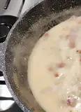 Immagine del passaggio 2 della ricetta Gnocchi con speck, gorgonzola e noci.