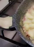 Immagine del passaggio 3 della ricetta Gnocchi con speck, gorgonzola e noci.