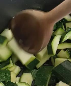 Immagine del passaggio 2 della ricetta Paccheri con crema di zucchine, speck croccante e fonduta di gorgonzola
