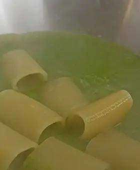 Immagine del passaggio 4 della ricetta Paccheri con crema di zucchine, speck croccante e fonduta di gorgonzola