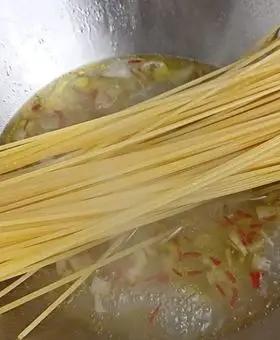 Immagine del passaggio 2 della ricetta Spaghetti con aglio olio e peperoncino