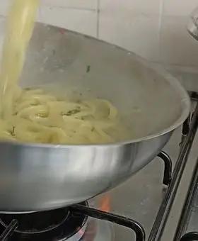 Immagine del passaggio 3 della ricetta Spaghetti con aglio olio e peperoncino