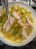 Immagine del passaggio 5 della ricetta Pollo al curry al profumo di mela e olive